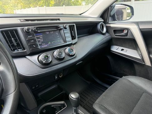 Used 2016 Toyota RAV4 LE FWD image 11