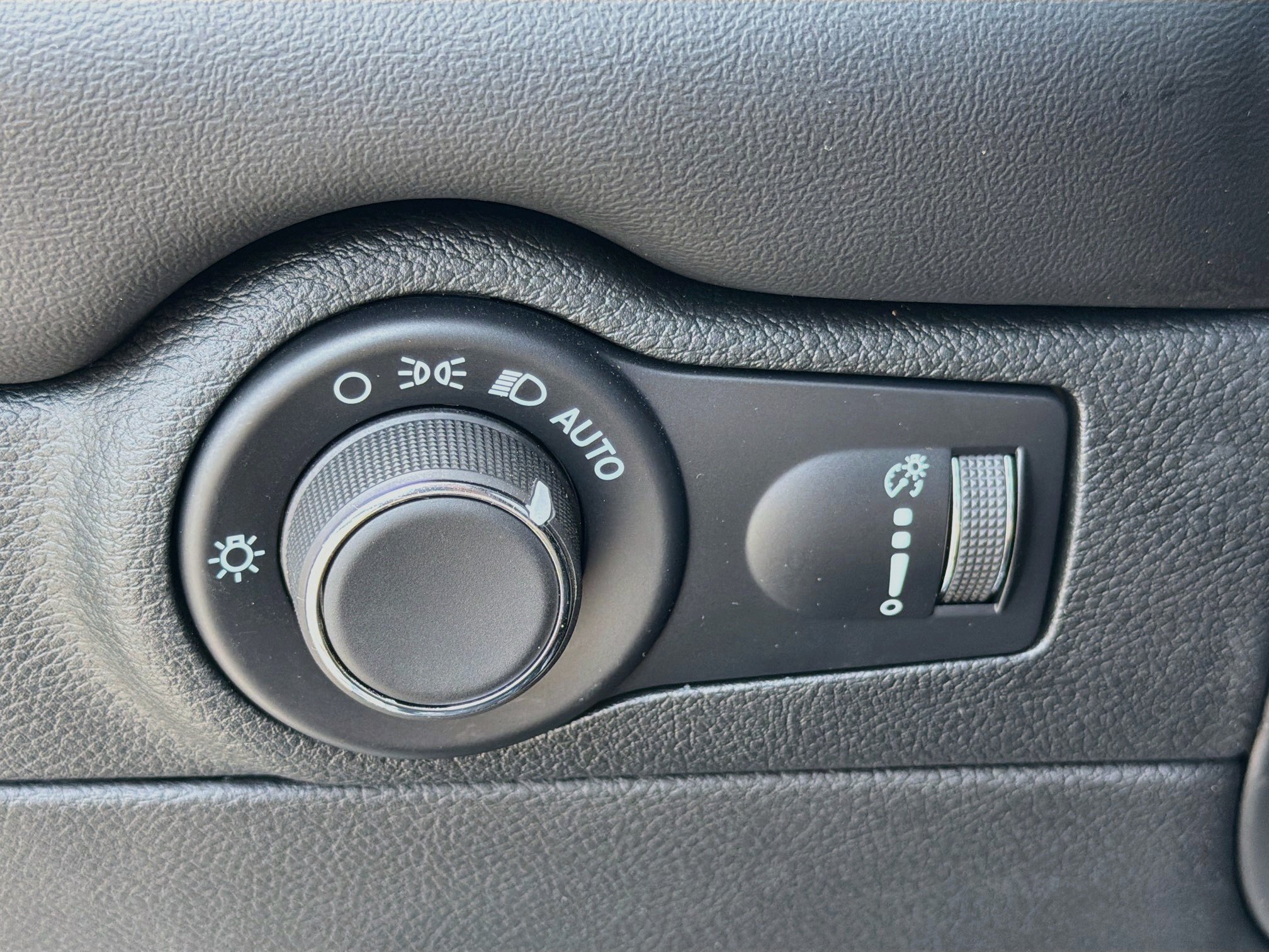 Used 2025 Dodge Durango GT AWD/4WD image 36