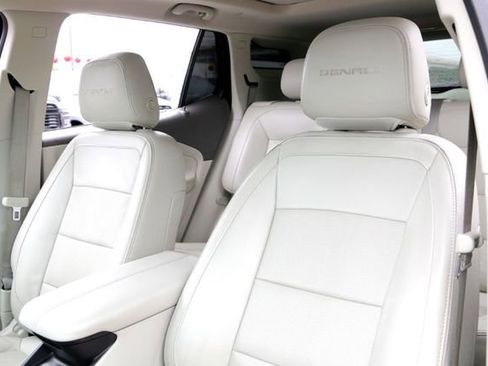 Used 2020 GMC Terrain Denali w/ Denali Premium Package FWD image 11