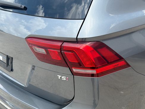Used 2018 Volkswagen Tiguan SE FWD image 28