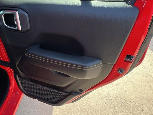 Used 2025 Jeep Wrangler Sahara image 20