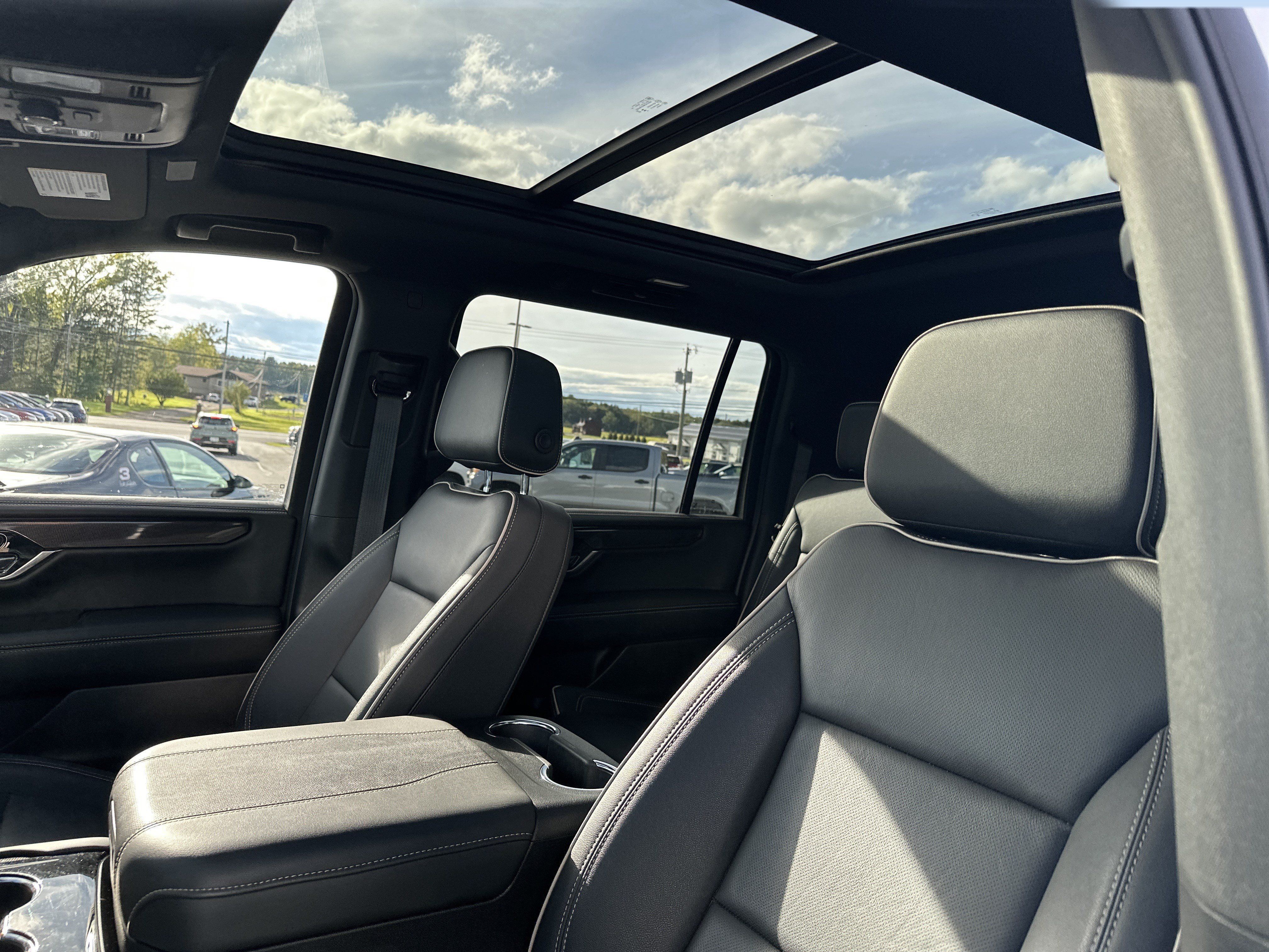 Certified 2025 GMC Yukon XL Elevation w/ LPO, Elevation Black Package AWD/4WD image 9