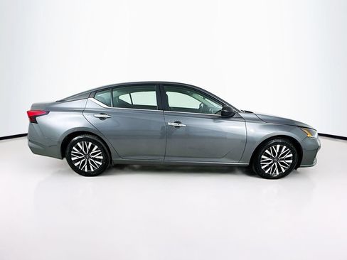 Used 2024 Nissan Altima 2.5 SV FWD image 9