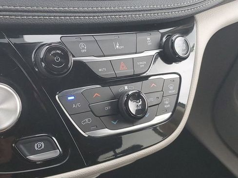 Used 2022 Chrysler Pacifica Touring-L AWD/4WD image 28