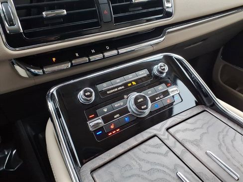 Used 2024 Lincoln Navigator Premiere image 17