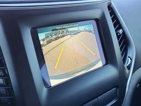 Used 2020 Jeep Cherokee Latitude Plus w/ Comfort/Convenience Group image 21