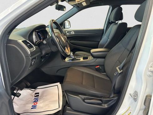 Used 2018 Jeep Grand Cherokee Laredo AWD/4WD image 10