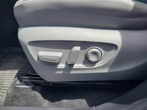 Used 2024 Toyota Highlander XLE FWD image 29