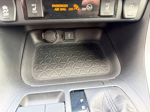 Used 2021 Toyota RAV4 XLE Premium image 31