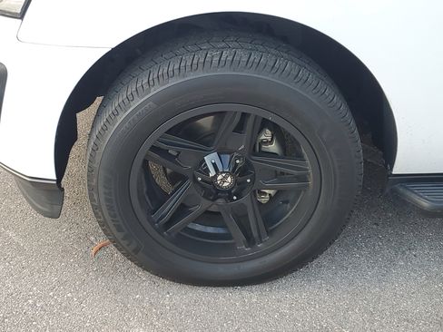 Used 2019 Ford Expedition XLT image 9