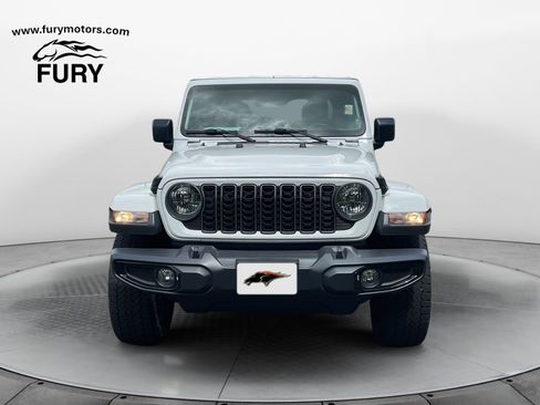 Used 2024 Jeep Gladiator Sport AWD/4WD image 8