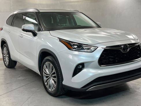 Used 2023 Toyota Highlander Platinum FWD image 8