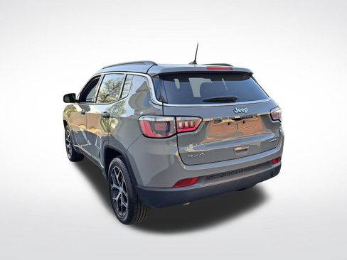 Used 2024 Jeep Compass Latitude AWD/4WD image 5