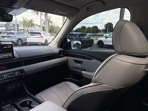 Used 2023 Honda Pilot Elite image 11
