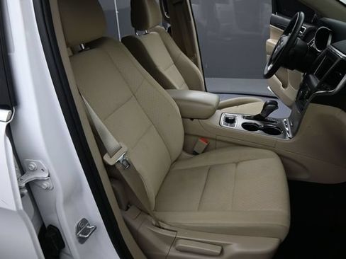 Used 2019 Jeep Grand Cherokee Laredo AWD/4WD image 63