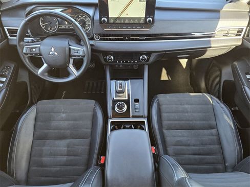 Used 2024 Mitsubishi Outlander SE image 5