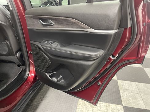 Used 2023 Jeep Grand Cherokee Limited w/ Black Appearance Package AWD/4WD image 19