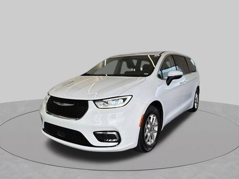 Used 2023 Chrysler Pacifica Touring-L FWD image 16