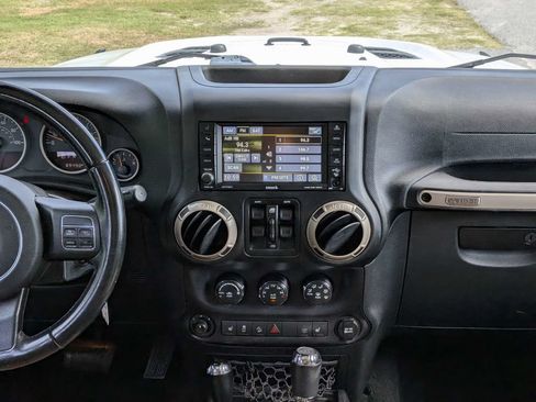 Used 2017 Jeep Wrangler Unlimited Sahara AWD/4WD image 17