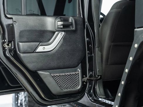 Used 2018 Jeep Wrangler Unlimited Rubicon w/ Connectivity Group image 43