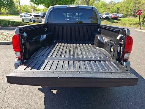 Used 2019 Toyota Tacoma TRD Sport w/ Technology Package AWD/4WD image 28