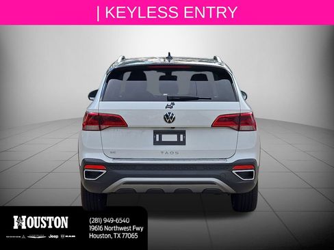 Used 2023 Volkswagen Taos SE w/ Panoramic Sunroof Package FWD image 5