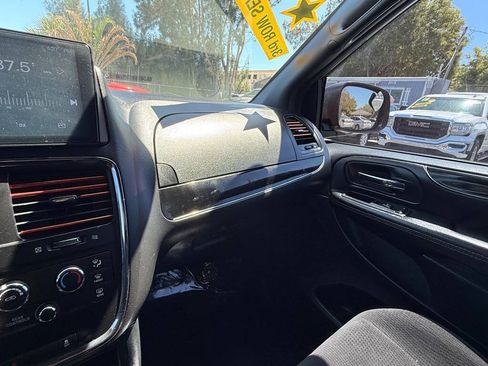 Used 2016 Dodge Grand Caravan SE FWD image 20