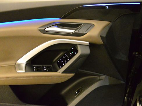 Certified 2025 Audi Q5 Premium w/ Convenience Package image 9