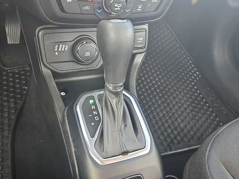 Used 2018 Jeep Renegade Latitude w/ Cold Weather Group image 21