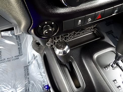 Used 2016 Jeep Wrangler Unlimited Sahara w/ Connectivity Group image 25