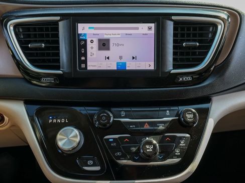 Used 2022 Chrysler Voyager LX image 31