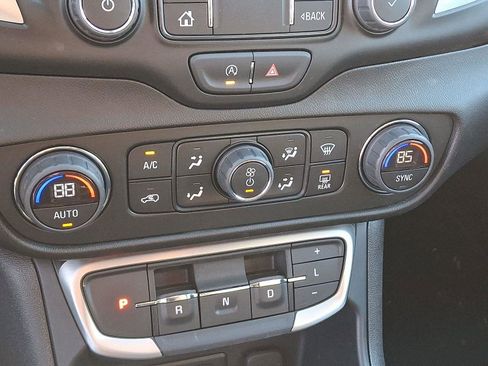 Used 2024 GMC Terrain SLT image 14