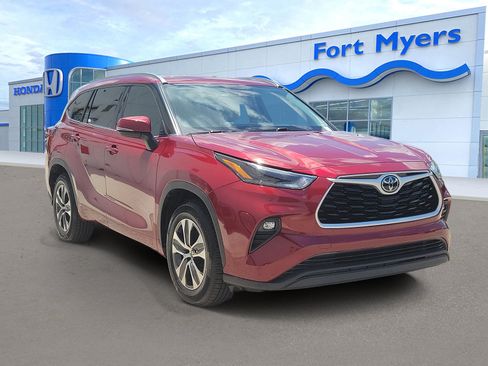 Used 2021 Toyota Highlander XLE FWD image 1