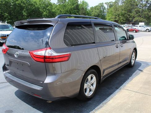 Used 2015 Toyota Sienna LE image 3