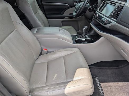 Used 2017 Toyota Highlander Limited image 16