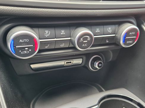 Used 2023 Alfa Romeo Giulia Veloce RWD image 18