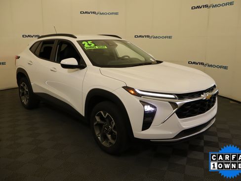 Used 2025 Chevrolet Trax LT FWD image 3