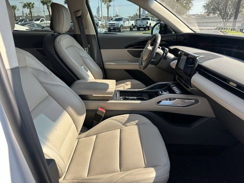 Used 2024 Lincoln Nautilus Premier image 22