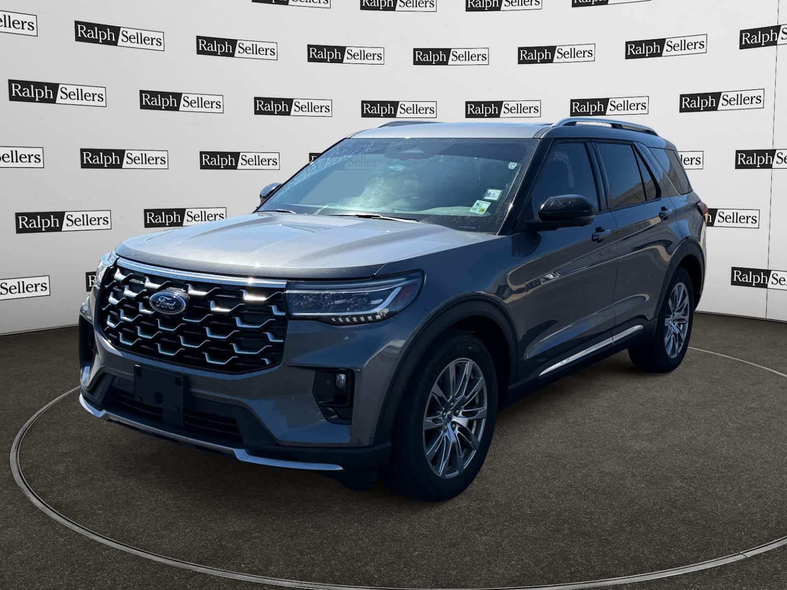 Used 2025 Ford Explorer Platinum RWD image 2