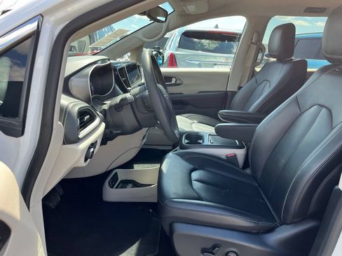 Used 2024 Chrysler Pacifica Limited FWD image 13