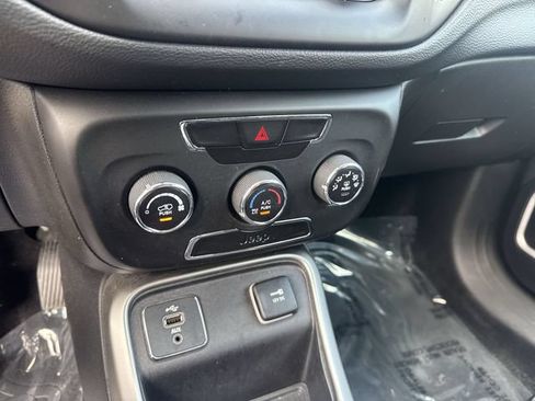 Used 2018 Jeep Compass Latitude FWD image 21