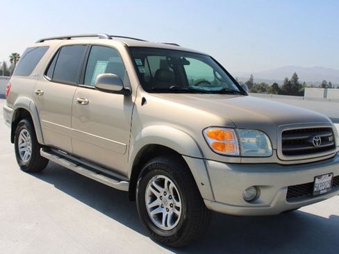 Used 2004 Toyota Sequoia SR5 AWD/4WD image 2