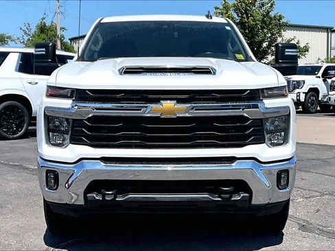 Used 2024 Chevrolet Silverado 2500 LT AWD/4WD image 3