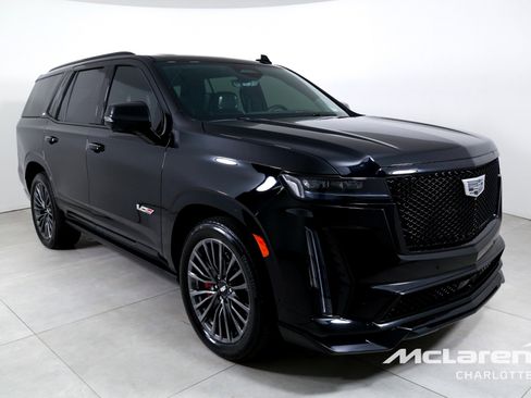 Used 2024 Cadillac Escalade V w/ LPO, ONYX Package image 3