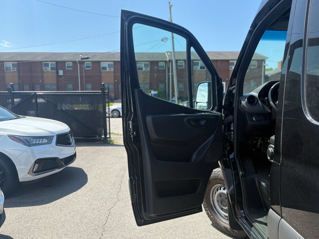Used 2019 Mercedes-Benz Sprinter 1500 image 32
