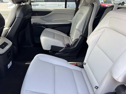New 2026 Lincoln Navigator Premiere AWD/4WD image 18