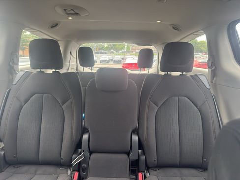 Used 2018 Chrysler Pacifica Touring Plus w/ Tire & Wheel Group FWD image 8