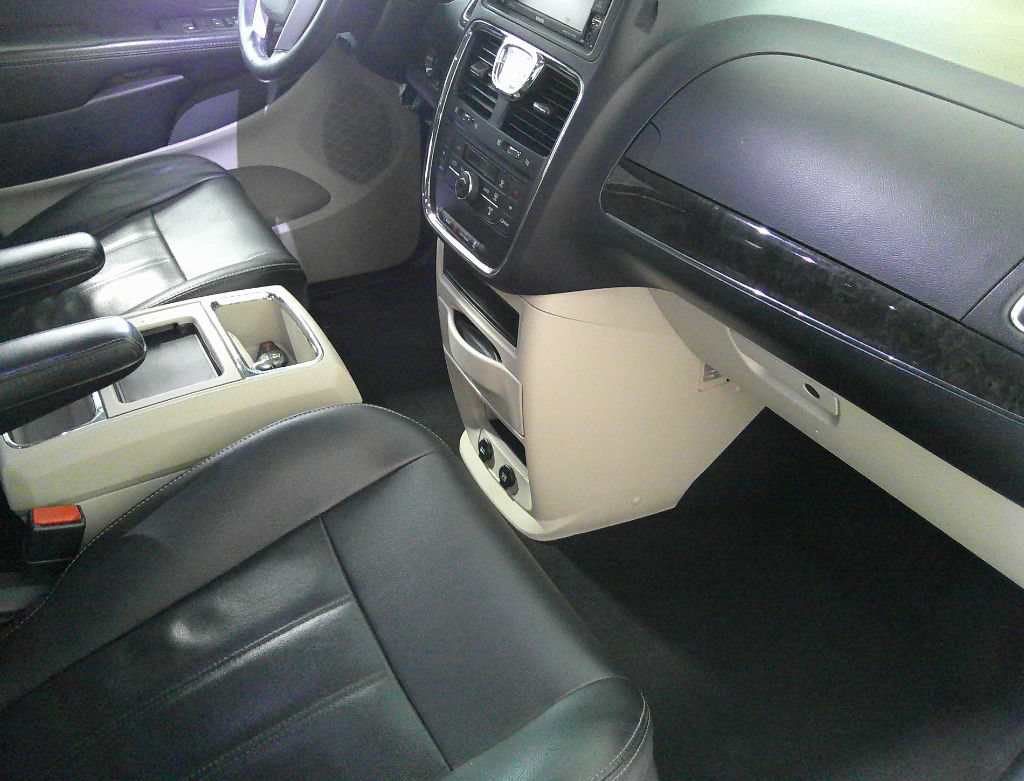 Used 2014 Chrysler Town & Country Touring FWD image 27