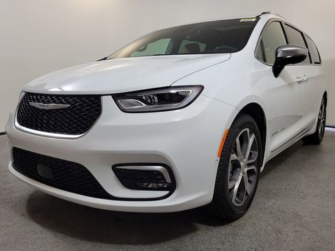 New 2026 Chrysler Pacifica Pinnacle image 3