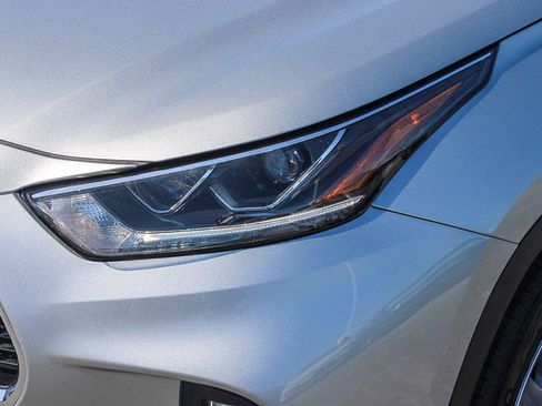 Used 2023 Toyota Highlander Limited FWD image 5